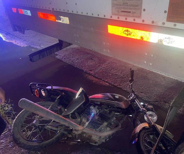 Derrapa motociclista en Allende y se impacta contra tráiler