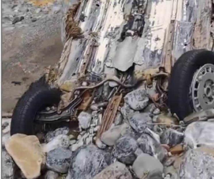 Hallan auto arrastrado por la corriente