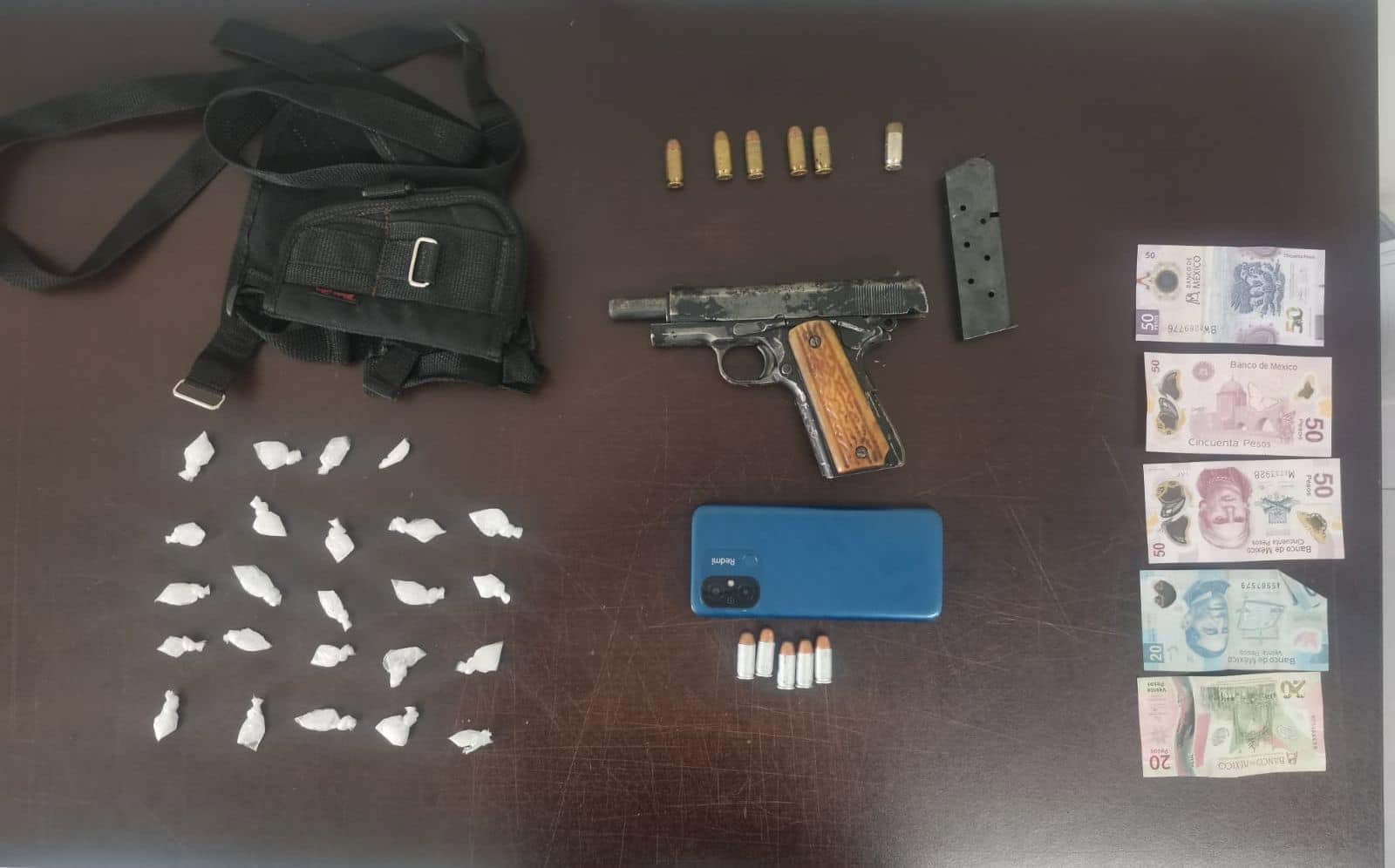 Policías de Fuerza Civil, lograron la aprehensión de dos personas en posesión ilegal de un arma y drogas, en la Barrio de Potrerillos, en el municipio de Hualahuises.