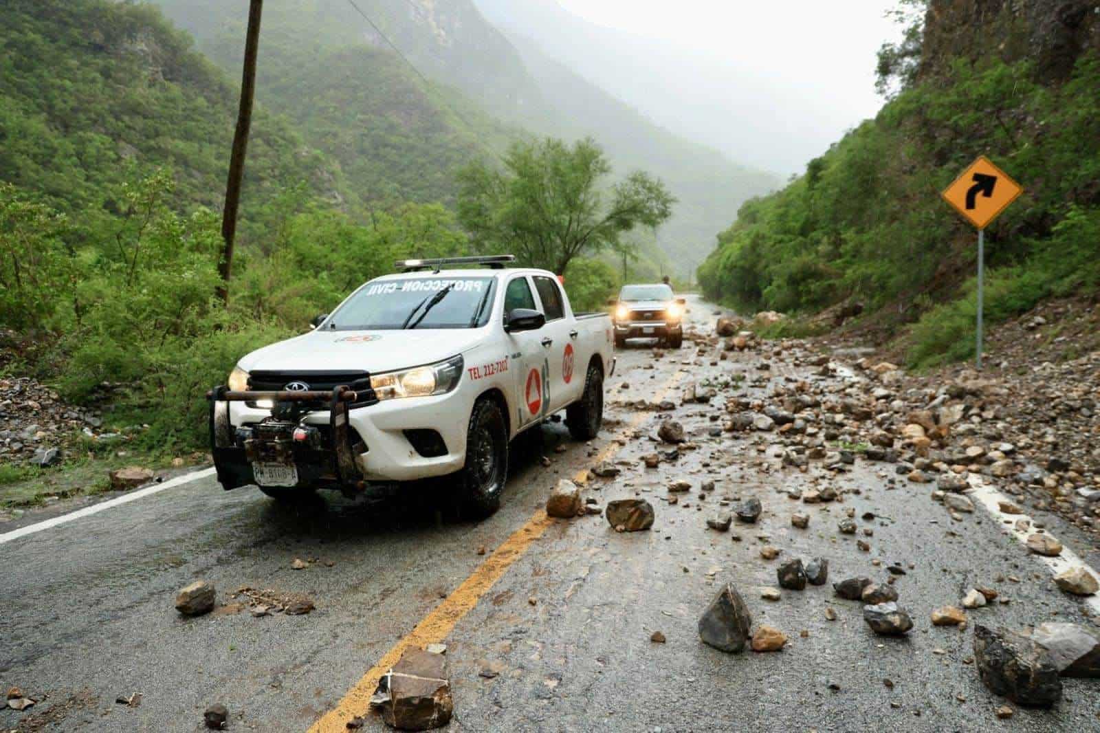 Elementos de Protección Civil del Estado, implementaron un operativo aéreo, para poder llevar medicinas y víveres a las familias que quedaron incomunicadas en ejidos lejanos a la cabecera municipal, debido a los remanentes de la extinta Tormenta Tropical “Alberto”.