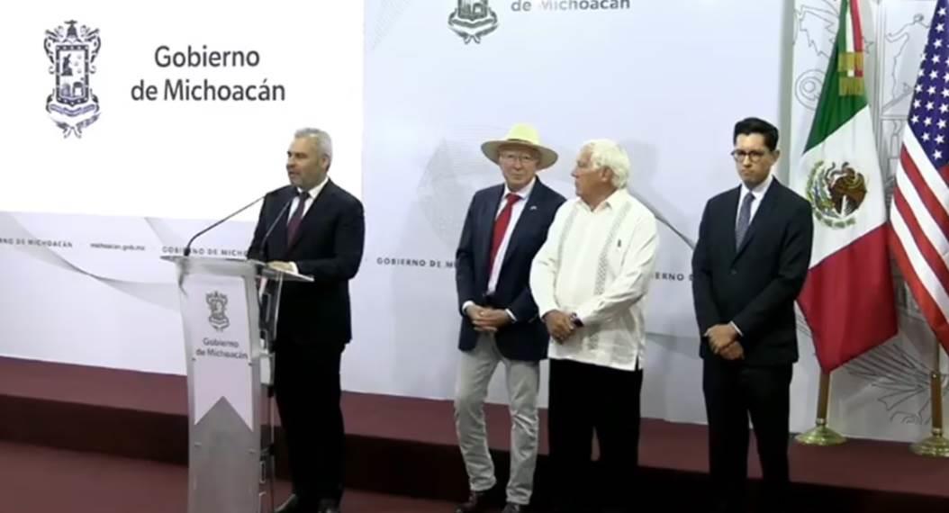 Ken Salazar acepta plan de seguridad de Michoacán para inspectores Ken Salazar acepta plan de seguridad de Michoacán para inspectores