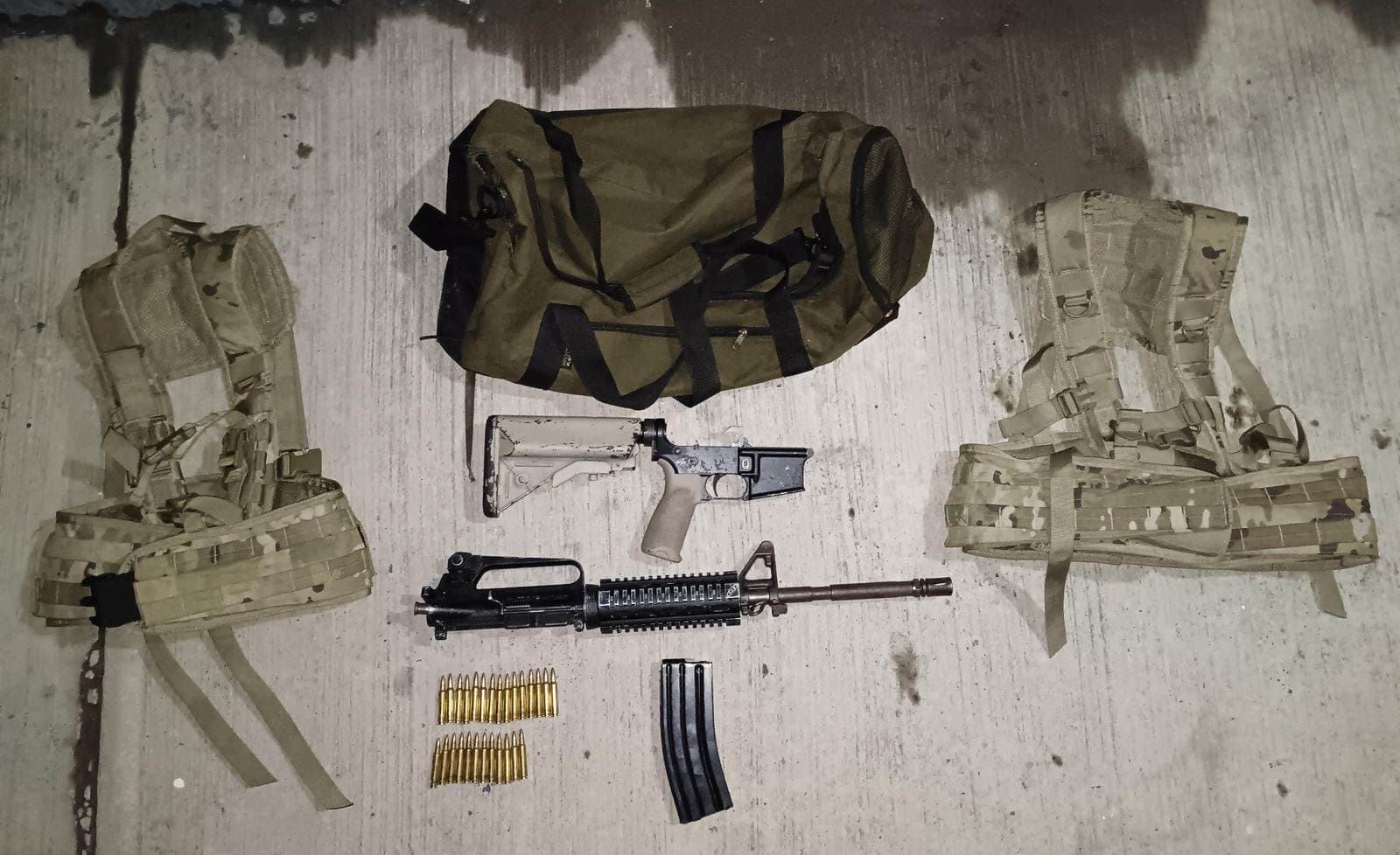 Un hombre que presuntamente había participado en un robo a casa habitación con uso de violencia, al norponiente de Monterrey, fue detenido por elementos de Fuerza Civil con un arma larga, 27 balas y dos tirantes tácticos.
