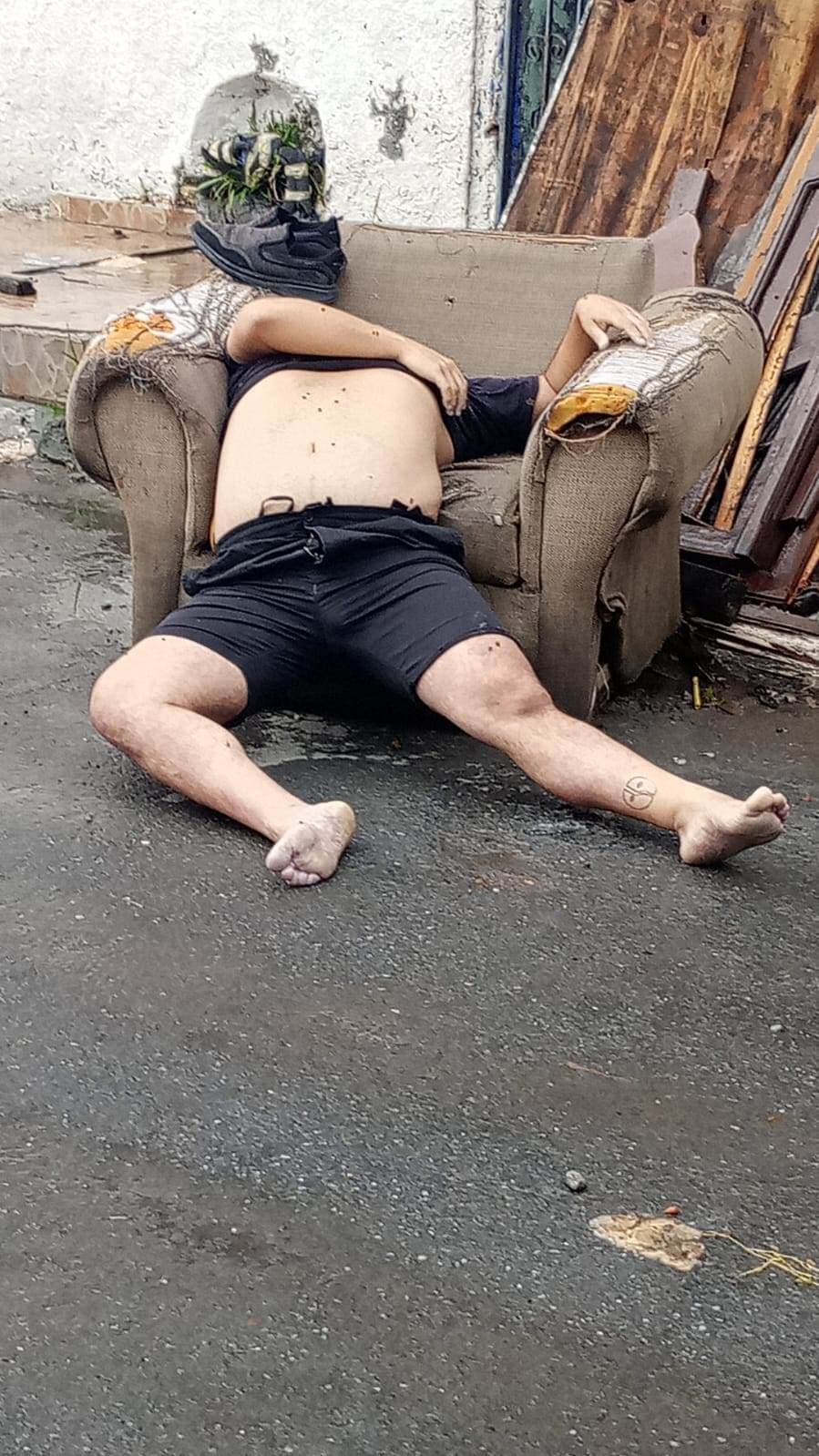 Las autoridades investigan la muerte de hombre, de quien su cuerpo fue encontrado en un sillón, ayer en calles de la Colonia 10 de Marzo, en Monterrey.
