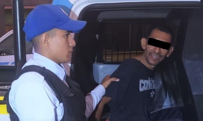 Acosa a jovencita y lo detienen
