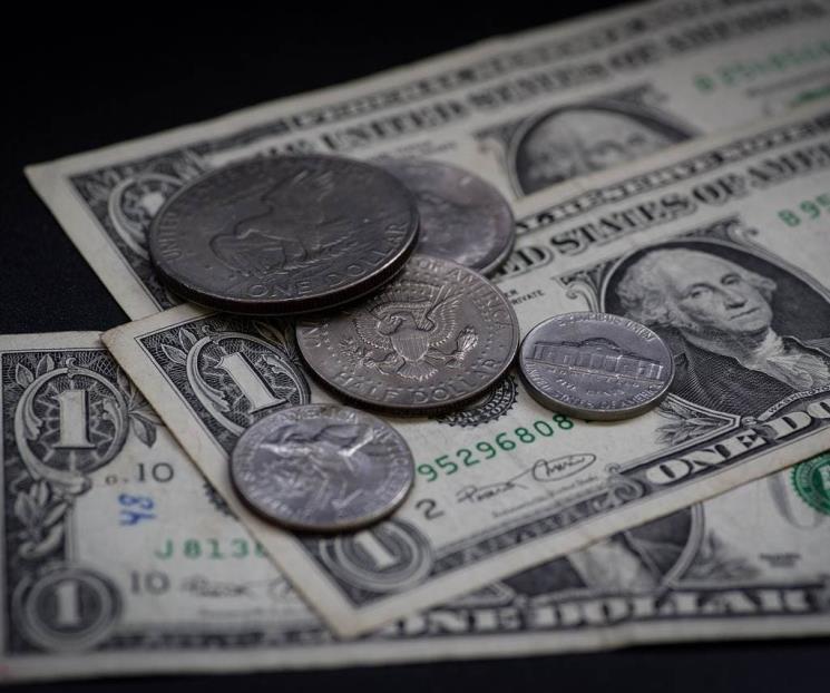 Precio del dólar abre en 17.99 pesos al mayoreo este martes