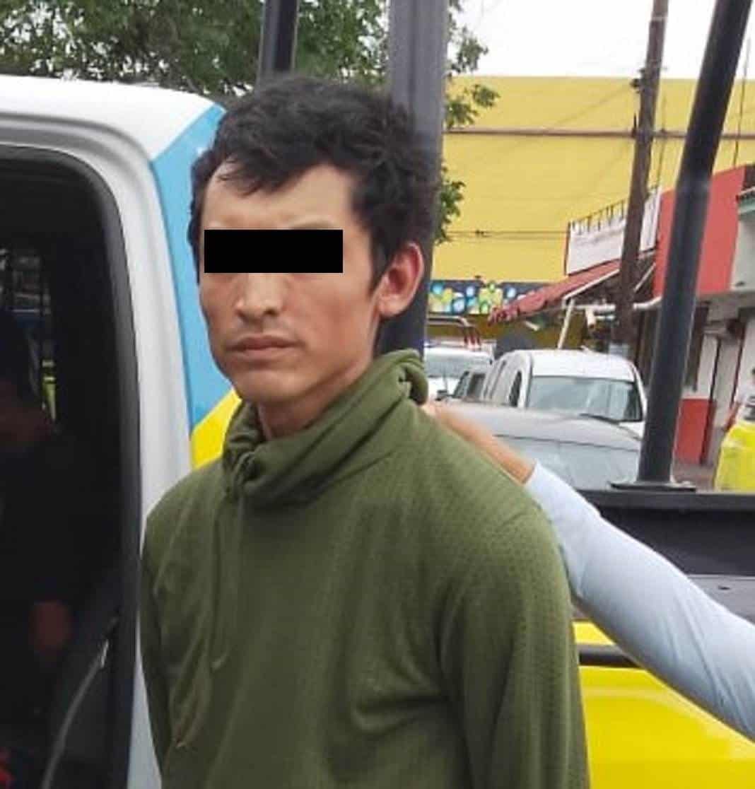 Tres hombres fueron detenidos por oficiales de la Policía de Monterrey, por la presunta posesión de 28 envoltorios con las características de cocaína en piedra, así como una motocicleta que cuenta con reporte de robo.