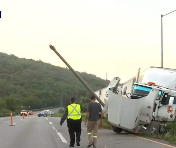 Tras dormitar al volante, el conductor de un tráiler cargado con 60 toneladas de azúcar, terminó en el camellón central luego de estrellarse contra una luminaria, ayer en el municipio de Santiago.
