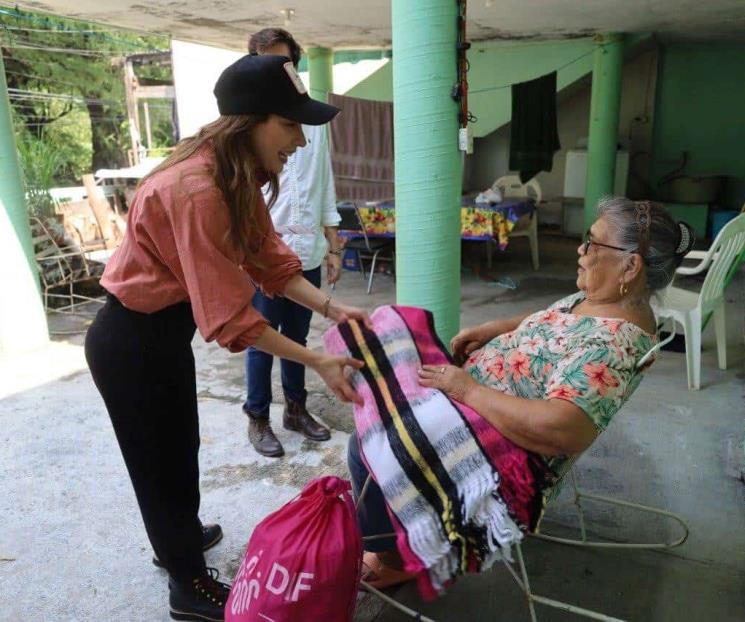 Lleva DIF regio apoyo a familias de la colonia Condesa