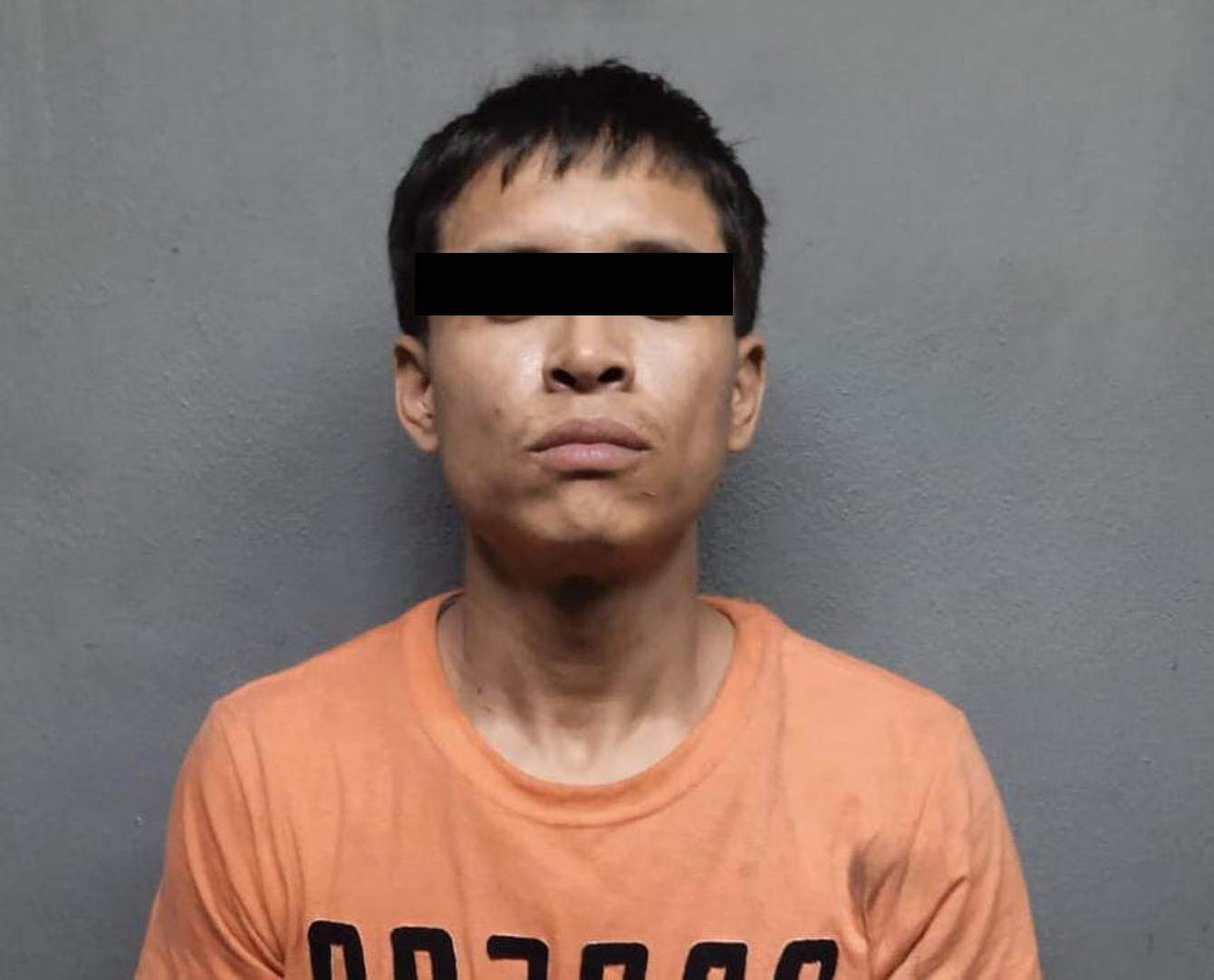 Un sujeto que fue interceptado por realizar una necesidad fisiológica en la vía pública e intentó agredir y desarmar a una policía de la corporación, fue detenido y se estableció que sería el responsable de una serie de robos a domicilios, ayer en Apodaca.