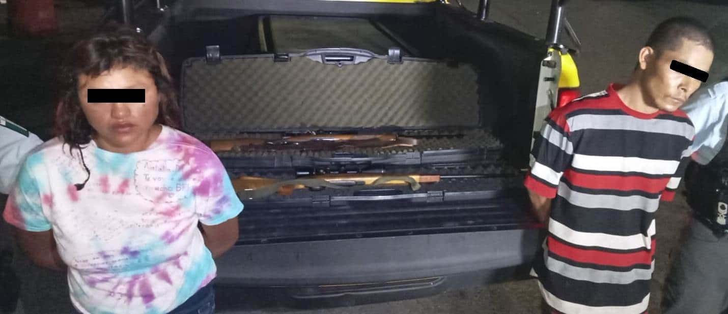 Una pareja originaria de San Luis Potosí, fue detenida por oficiales de la Policía de Monterrey, al tener en su poder dos rifles con mira telescópica, cartuchos calibre .270 y droga, la madrugada de ayer en el centro de Monterrey.