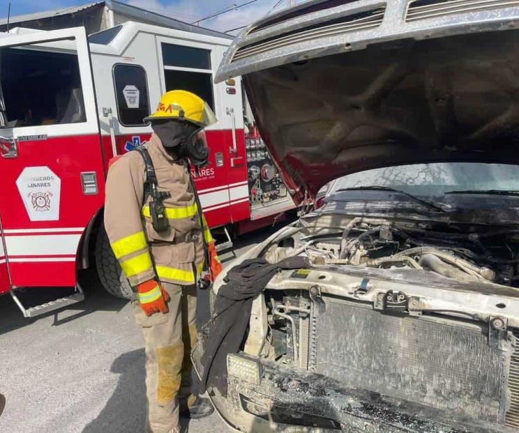 Arde camión de carga en Linares
