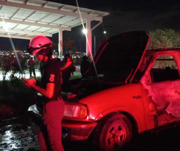Sofocan incendio de camioneta