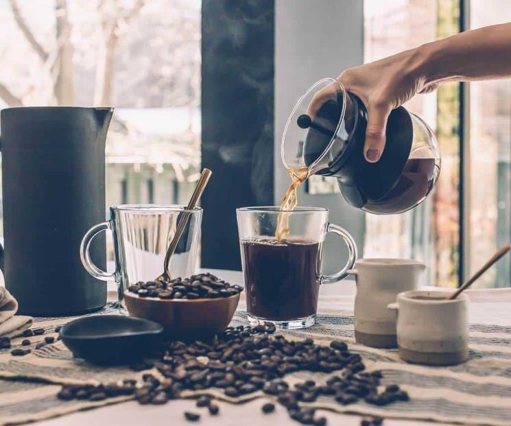 Beber café a primera hora tiene beneficios, según Harvard