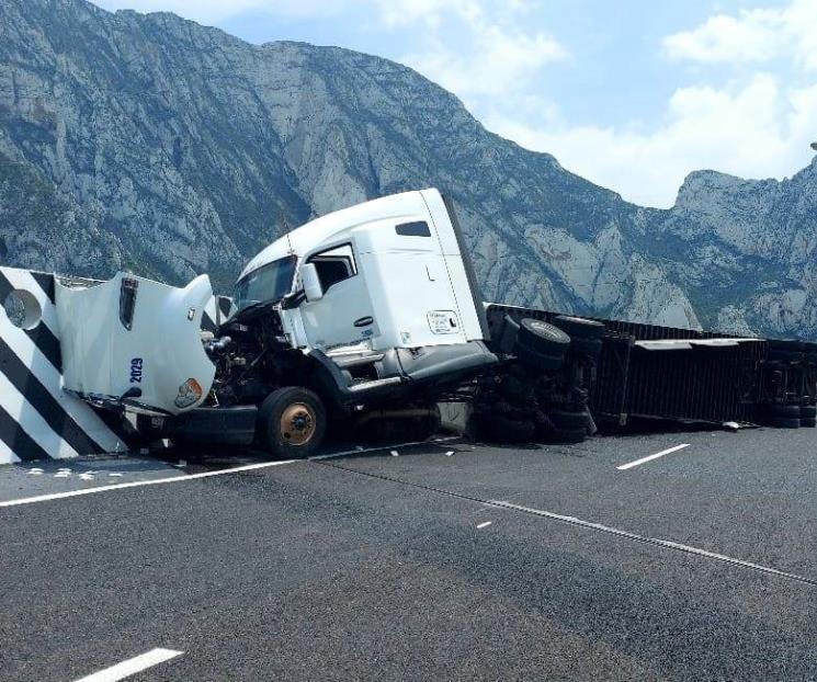 Vuelca tráiler en autopista a Saltillo