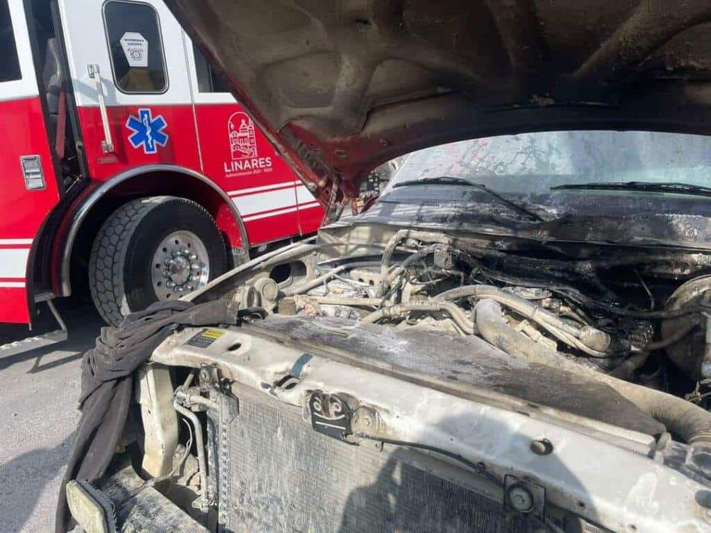 El incendio de un camión provocó una movilización de los puestos de socorro, en el centro del municipio de Linares.