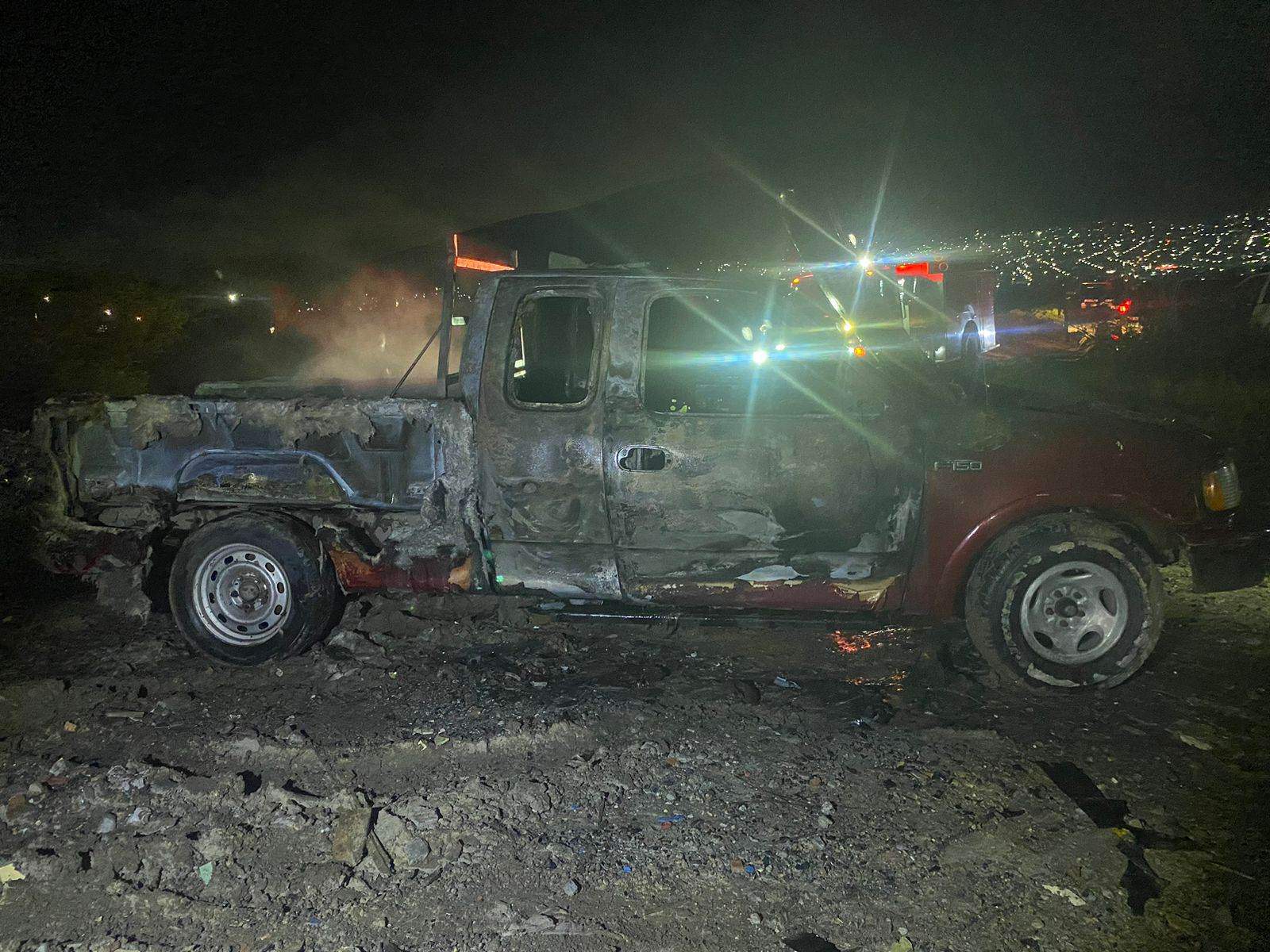 El reporte de una camioneta incendiándose con una menor en el interior y pidiendo auxilio, movilizó a las autoridades la noche del miércoles, en la Colonia San Bernabé, al norte de Monterrey, sin que se reportaran lesionados.