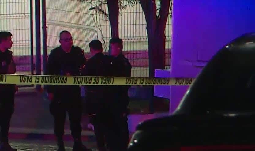 Dos hombres que se encontraban dentro de un vehículo estacionado, fueron baleados en calles de la Colonia Burócratas Municipal, al sur del municipio de Monterrey, uno de ellos falleció en el lugar y el otro resultó gravemente herido.