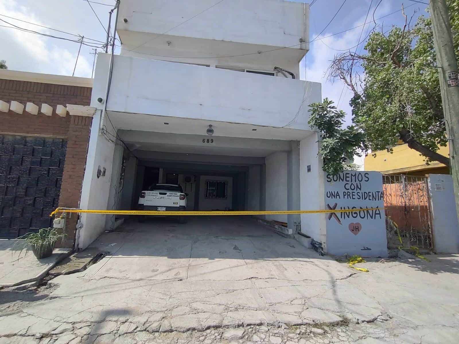 Un arsenal, chalecos tácticos, cartuchos hábiles, pasa montañas y pochallantas, fue parte de lo asegurado por la Fiscalía General de Justicia de Nuevo León tras el cateo realizado en un domicilio de la Colonia Lucio Blanco, en San Pedro, como parte de las indagatorias por la doble ejecución registrada en esa zona horas antes.