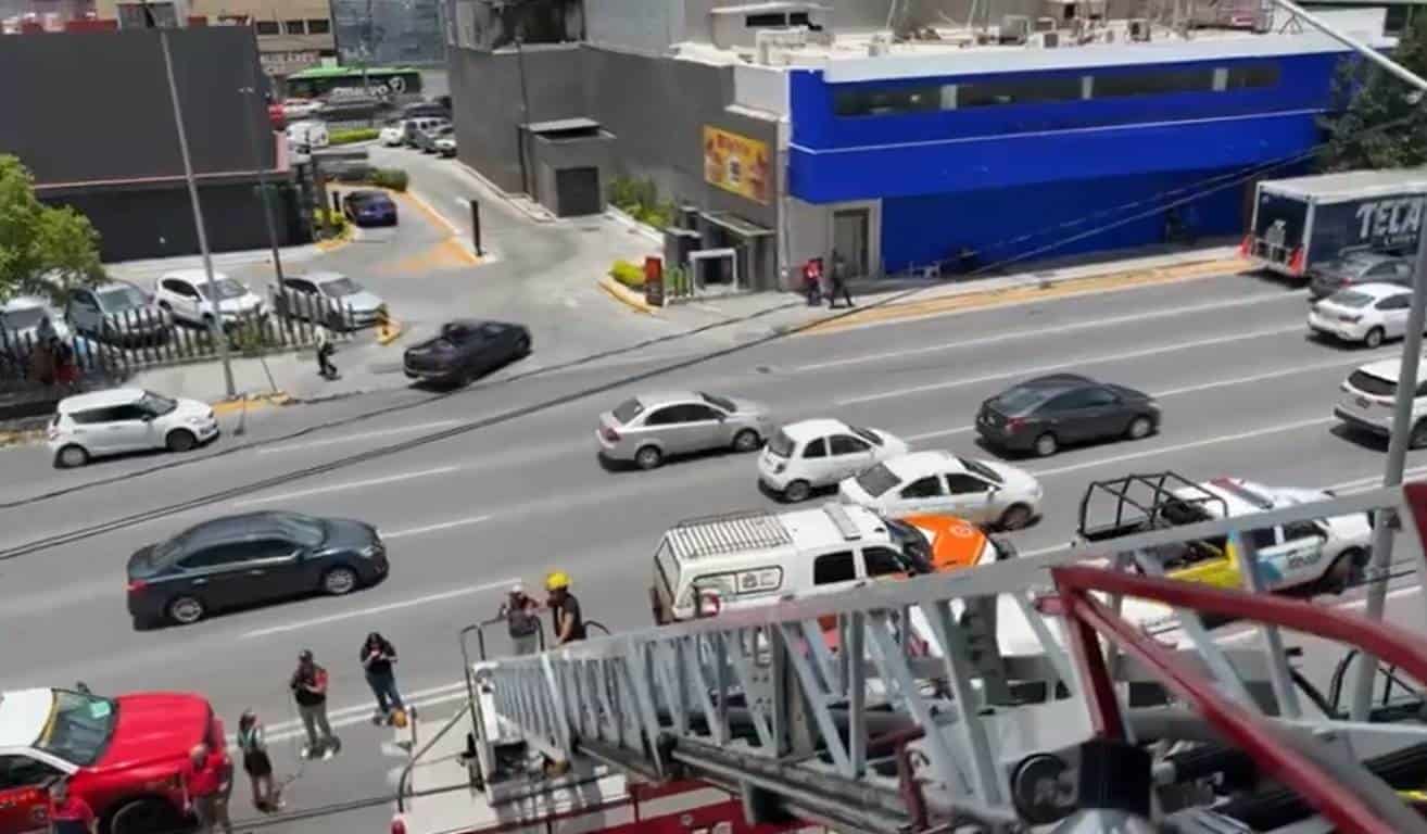 Una intensa movilización de los puestos de socorro, se registró en el primer cuadro de la ciudad, al reportarse el incendio de una lona publicitaria.