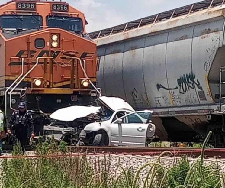Mueren madre e hijo tras ser embestidos por el tren en Anáhuac