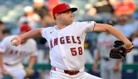 Lanza Davis Daniel pelota de cuatro hits