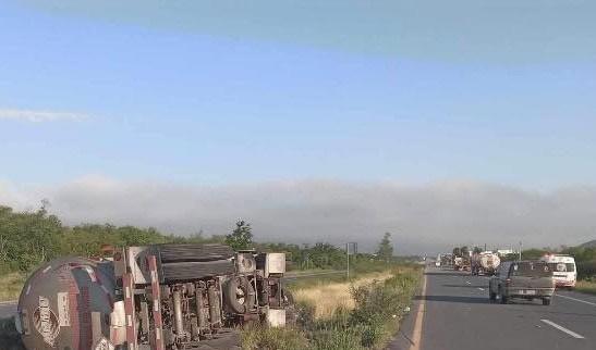 Vuelca pipa en la Carretera Nacional