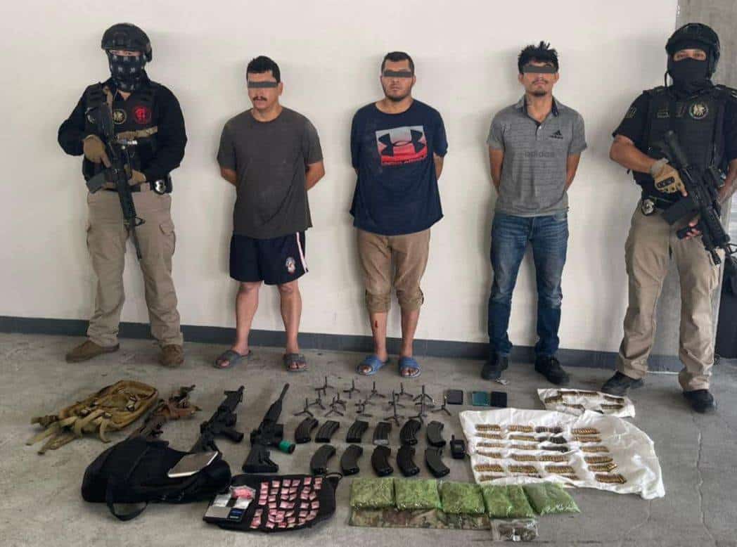Tres hombres armados y presuntamente involucrados en diversos delitos y al parecer narcomenudistas, fueron arrestados por elementos de la Agencia Estatal de Investigaciones, en calles del Fraccionamiento El Jaral, municipio de El Carmen.