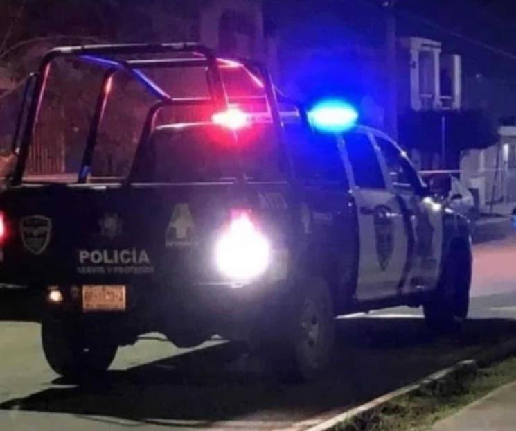Asesinan a joven a balazos y hieren a otro más a bordo de auto