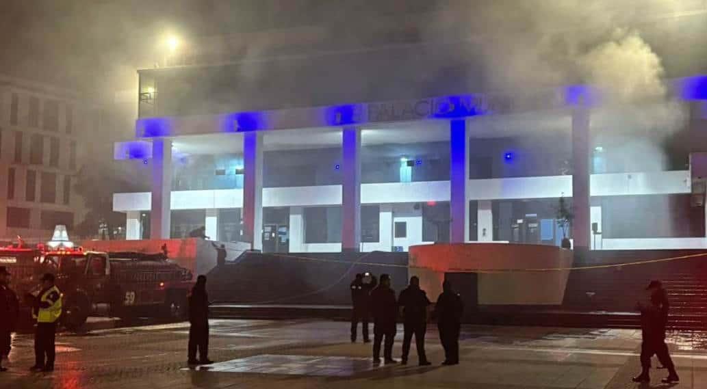 Daños materiales deja incendio en palacio municipal de Naucalpan Daños materiales deja incendio en palacio municipal de Naucalpan
