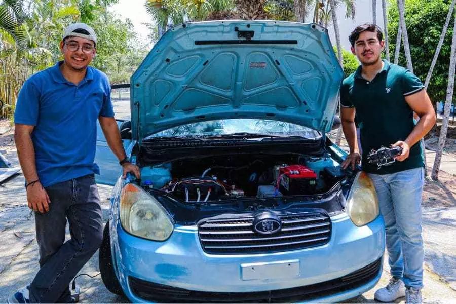Estudiantes Tec transforman un automóvil de combustión a eléctrico Estudiantes Tec transforman un automóvil de combustión a eléctrico