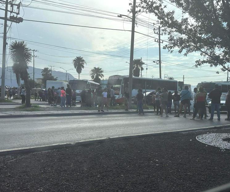 Bloquean avenida en García demandando agua Bloquean avenida en García demandando agua
