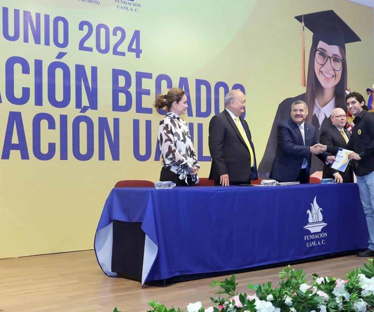Agradecen graduados apoyo de la Fundación UANL a sus carreras