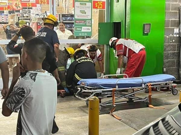 Tras ser acuchillado, fallece limpiaparabrisas en Linares