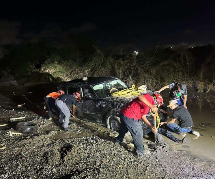 Rescatan a 3 en el Río Santa Catarina