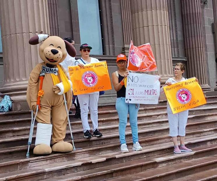 Salen regios a las calles a defender derechos de los animales