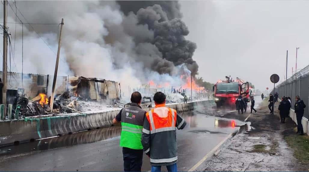 Se registra fuerte incendio en límites de Nezahualcóyotl y el AICM