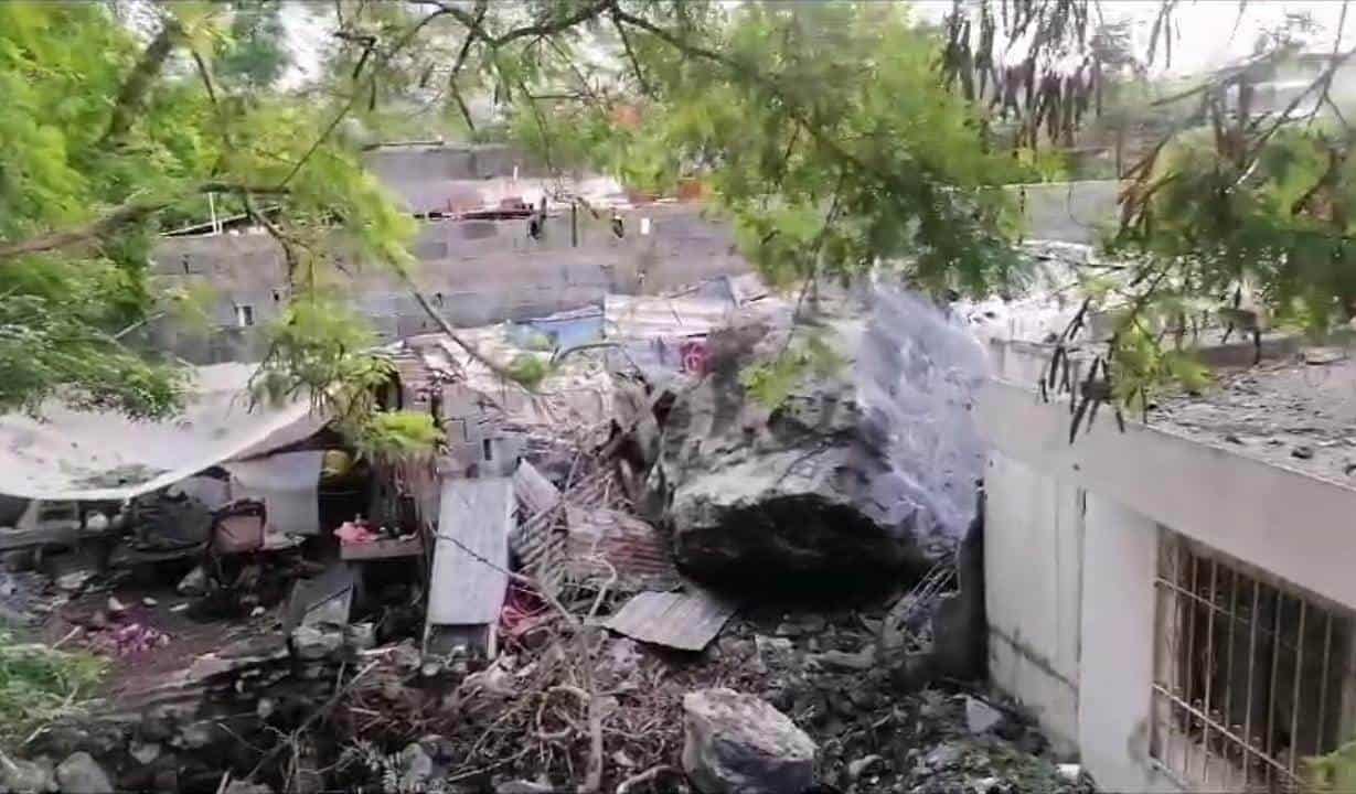 La caída de dos rocas de gran tamaño tras un deslave en el cerro del Topo Chico, destruyó un domicilio y ocasionó graves daños en otra vivienda, ayer en la Colonia Unidad Las Pedreras (Fomerrey 106), al norte del municipio de Monterrey.