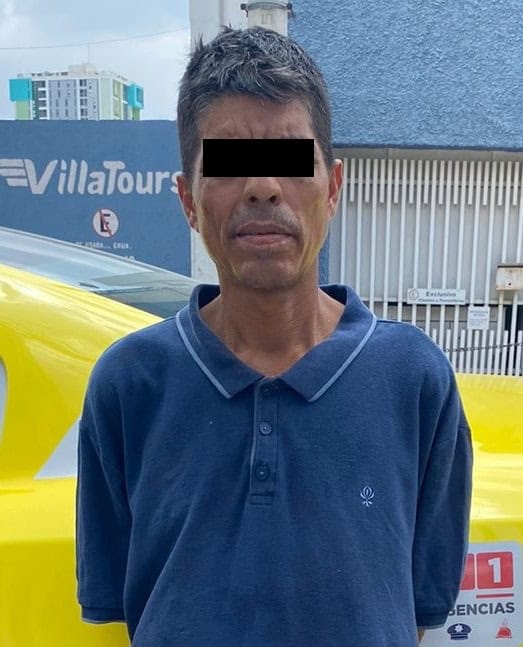 Un hombre que presuntamente ocasionó daños al cristal de una tienda de conveniencia y además lesionó con una piedra a una mujer embarazada, fue detenido por oficiales de la Policía de Monterrey, en centro de la ciudad.