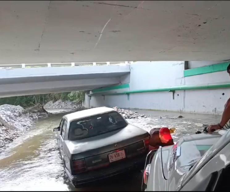 Rescatan a tres arrastrados por la corriente