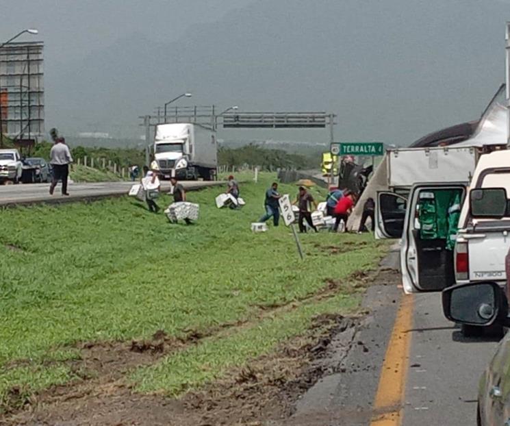 Realizan rapiña tras volcar tráiler