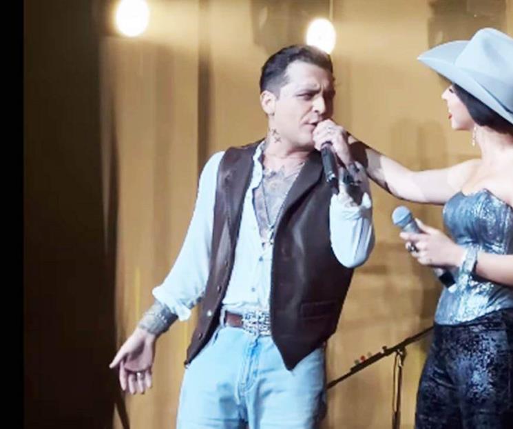 Gesto de Nodal en concierto emociona a fans en París