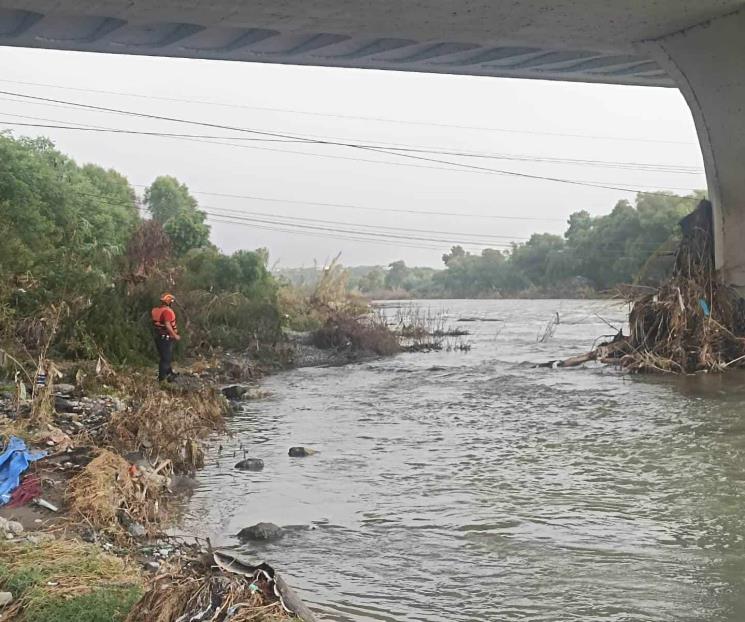 Buscan a hombre arrastrado por corriente del Río Santa Catarina