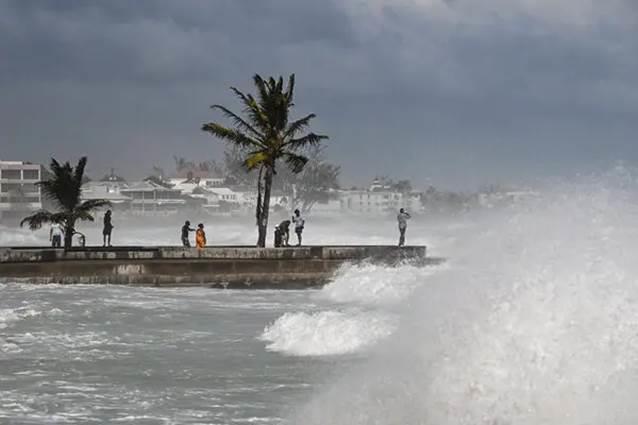 Se dirige Beryl a Jamaica tras azotar el Caribe Se dirige Beryl a Jamaica tras azotar el Caribe