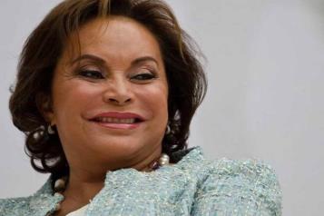 Elba Esther le debe 21 millones de pesos al SAT