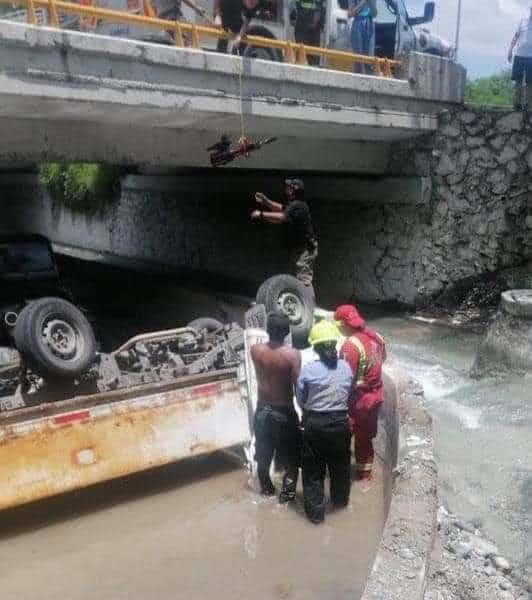 Vuelca camión de carga en Santiago