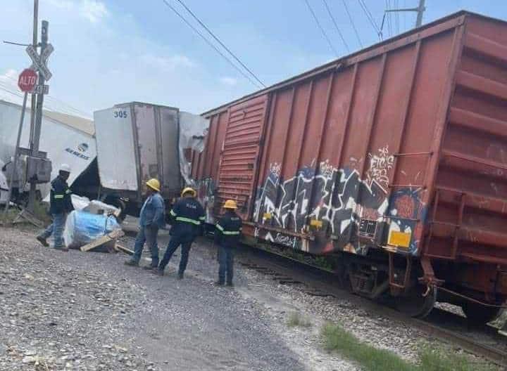 Intenta trailero ganarle paso al tren