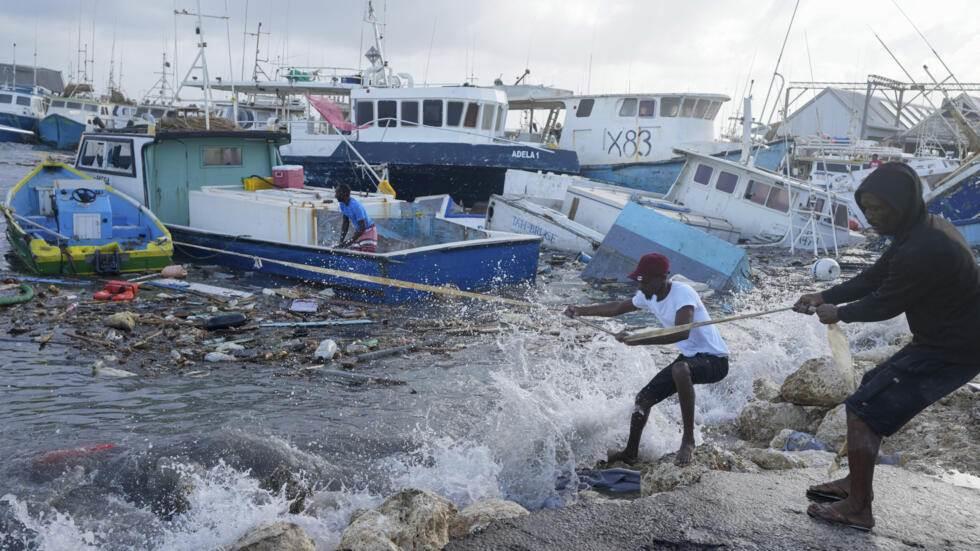 Beryl deja en Jamaica a 400 mil sin luz