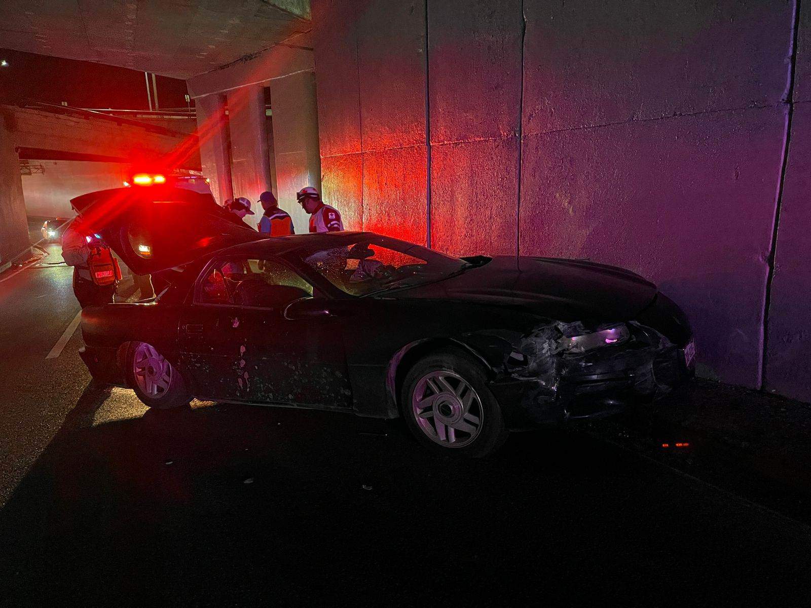 El conductor de un vehículo resultó con diversas lesiones leves luego de estrellarse contra un muro de concreto del complejo vial de Constitución y Gonzalitos al desprendérsele una llanta a su auto, la madrugada de ayer a la altura de la Colonia Obispado.