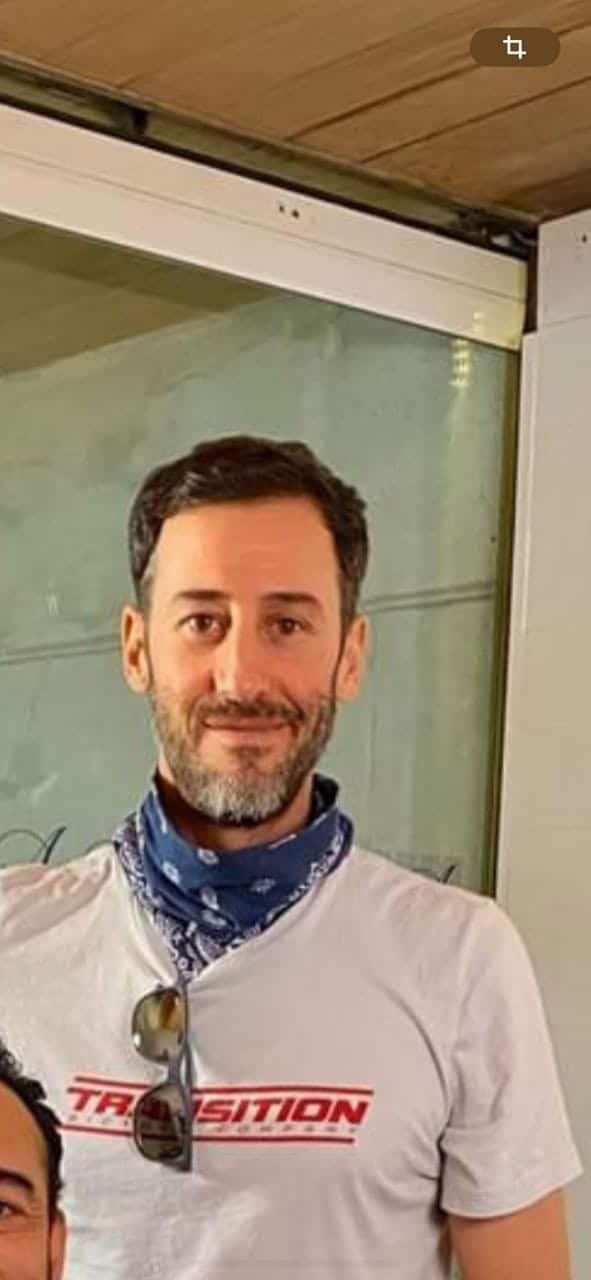 Un arquitecto que presuntamente no paga las cuotas para el ingreso a la caseta del Sector Olinalá en San Pedro, golpeó a dos guardias de seguridad y se robó dos tabletas que registran los accesos.