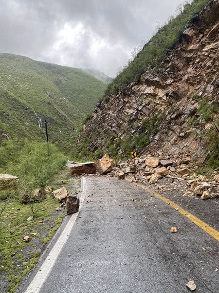 La Carretera Liares-Iturbide fue cerrada ayer como parte de la limpieza, desazolve y reparación de la misma.